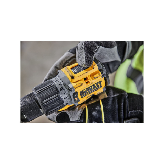 DEWALT Akkus fúrócsavarozó 18 V szénkefe nélküli (2 x 5,0 Ah akku + töltő + TSTAK) DCD805P2T