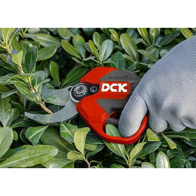 DCK Akkus metszőolló 35 mm szénkefe nélküli 20 V (2 x 2,0 Ah akku + töltő)
